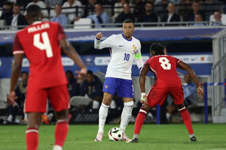 El delantero francés Kylian Mbappé (centro) durante el amistoso Francia-Canadá en el estadio Matmut Atlantique de Burdeos (Francia), el 9 de junio de 2024 (ROMAIN PERROCHEAU)