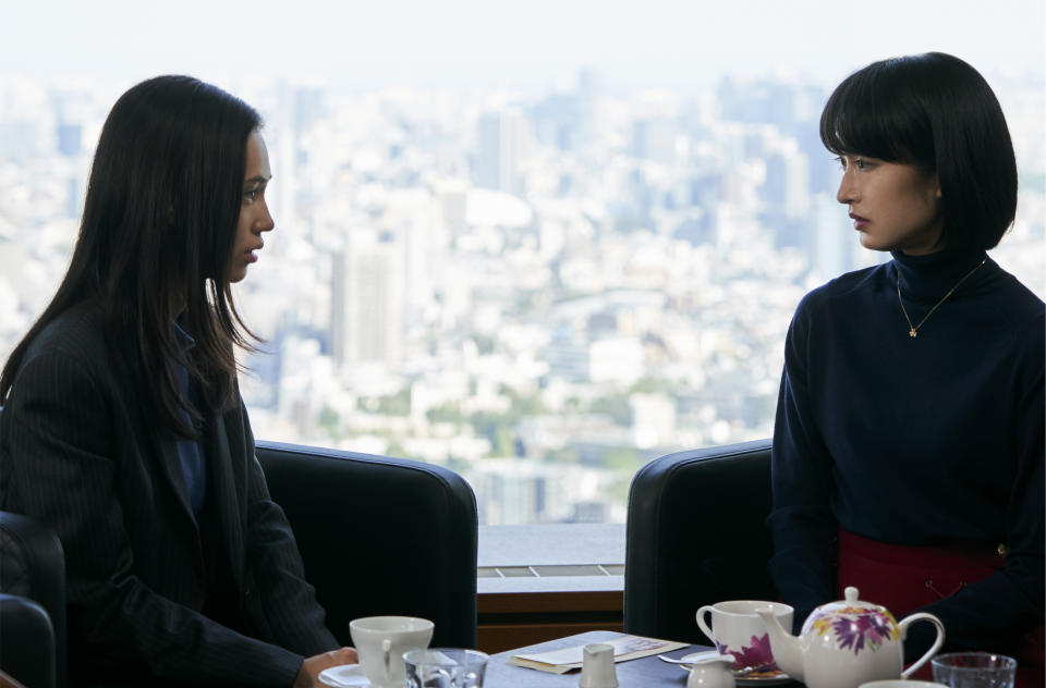 門脇麥（右）在電影《東京貴族女子》中飾演嚮往婚姻的千金，左為水原希子。（華映娛樂提供）