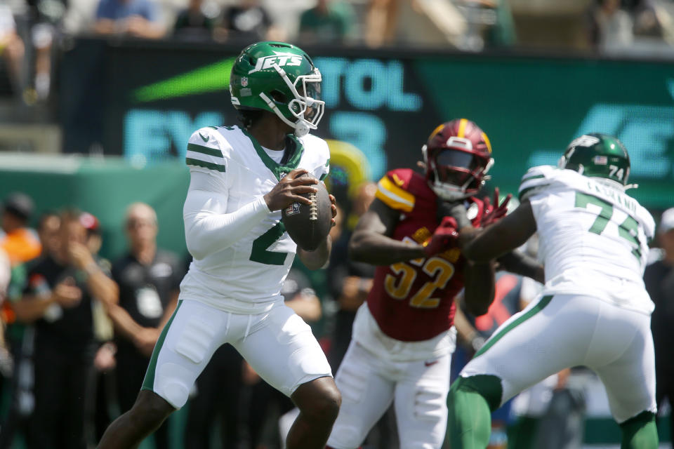 New York Jets quarterback Tyrod Taylor (2) drops back to pass during the first half of an NFL preseason football game against the Washington Commanders Saturday, Aug. 10, 2024, in East Rutherford. N.J. (AP Photo/John Munson)