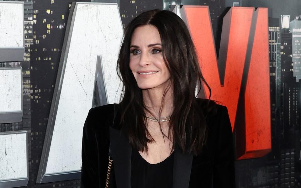 Perrys "Friends"-Co-Star Courteney Cox ist laut eigener Aussage manchmal in Kontakt mit ihrem verstorbenen Kollegen. (Bild: 2023 Getty Images/Dimitrios Kambouris)