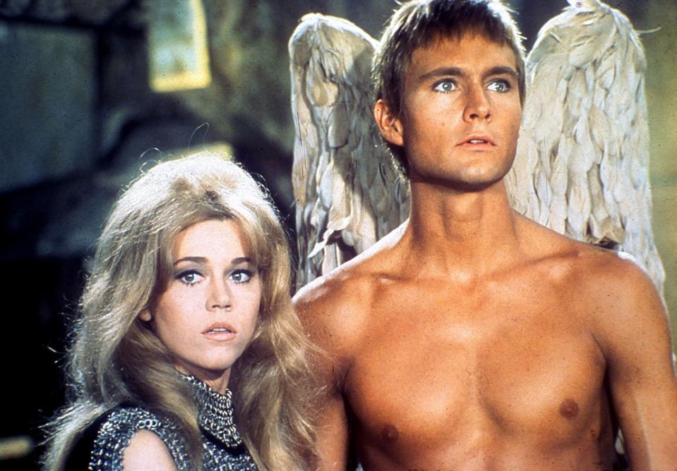 <p>"Barbarella" (1968) ist Kult! Gleichzeitig ist der trashige Sci-Fi-Streifen, in dem Jane Fonda unter anderem ein erotisches Abenteuer mit einem Vogelmenschen erlebte, Lichtjahre entfernt von den hochwertigen Hollywood-Produktionen, mit denen sich Fonda in die erste Liga der Filmbranche spielen sollte. (Bild: TNT Film / Paramount Pictures)</p> 