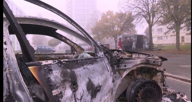Image tirée d'une vidéo de l'AFPTV montrant un véhicule brûlé dans un quartier d'Alençon après une nuit de violences urbaines, le 27 octobre 2021 - Guillaume Painchaud © 2019 AFP
