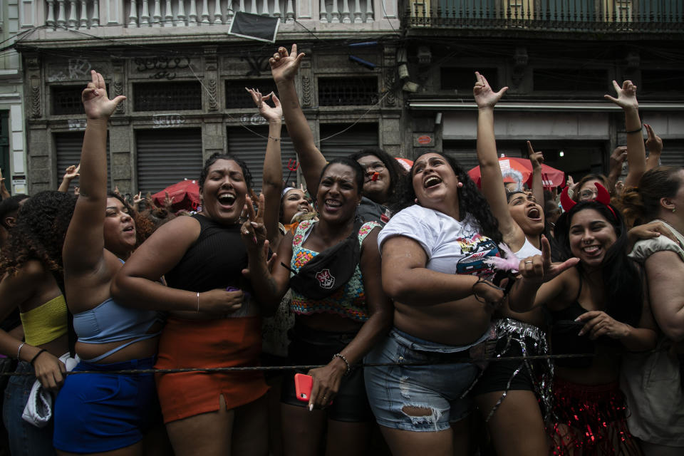 Asistentes bailan durante la fiesta callejera Bloco da Gold antes del Carnaval en Río de Janeiro, Brasil, el sábado 27 de enero de 2024. (AP Foto/Bruna Prado)