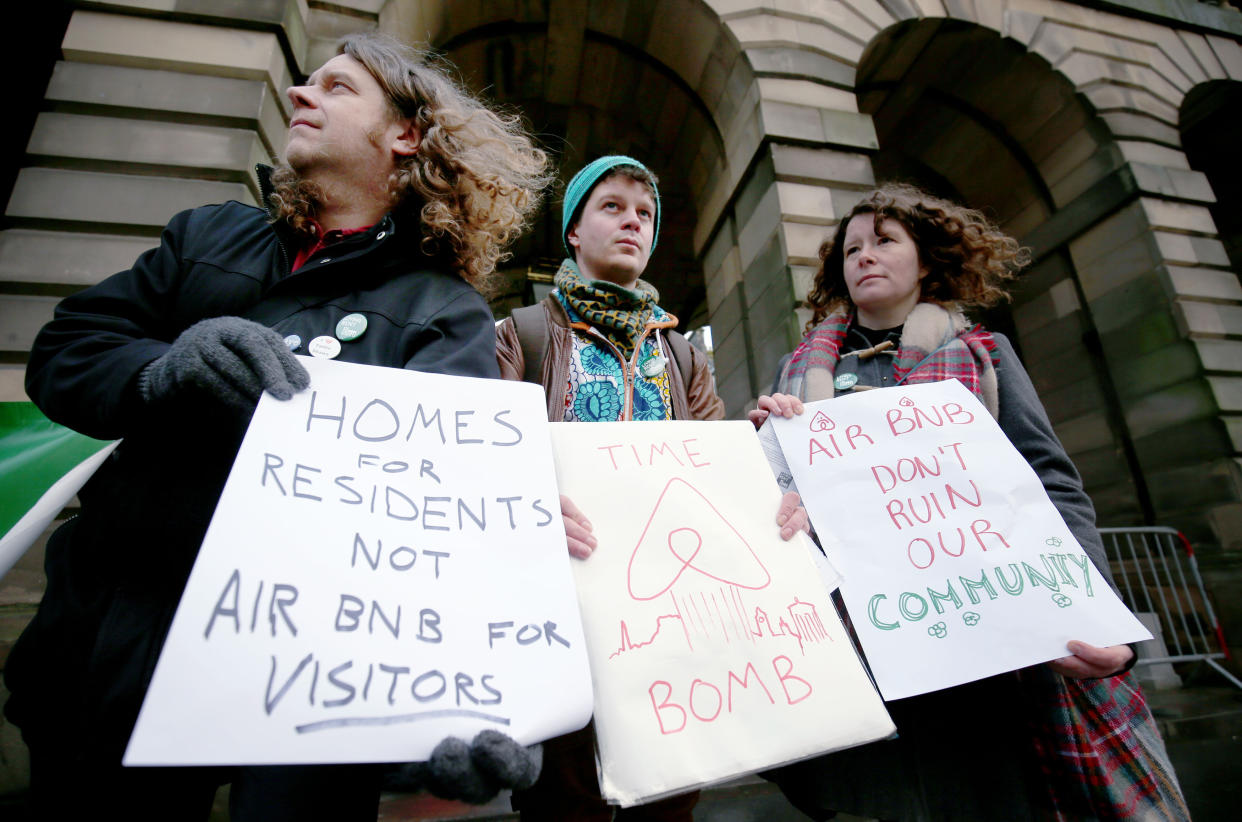 Manifestation d'habitants d'Edimbourg, en Écosse pour réclamer une régulation d'Airbnb (Photo by Jane Barlow/PA Images via Getty Images)