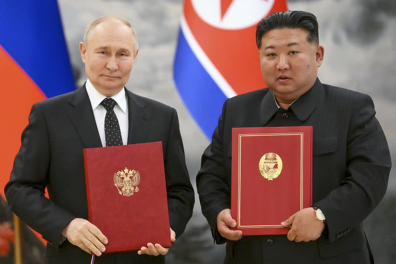 Vladimir Poutine et Kim Jong Un posent lors de la cérémonie de signature du nouvel accord à Pyongyang, en Corée du Nord, le mercredi 19 juin 2024.