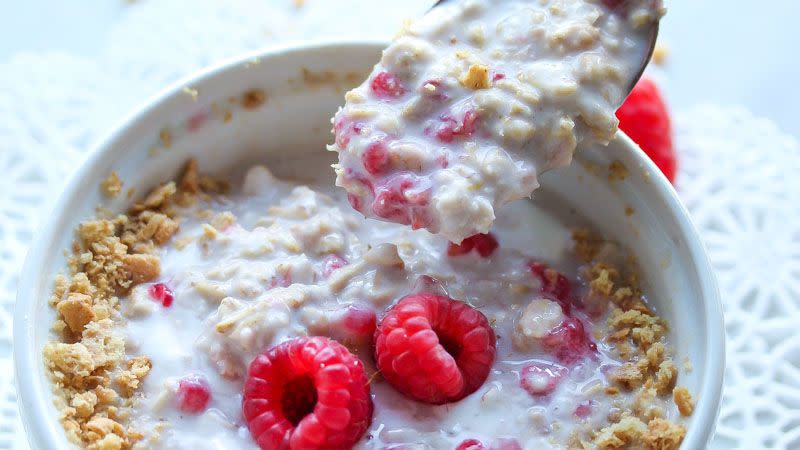 best make ahead breakfasts – raspberry cheesecake overnight oats