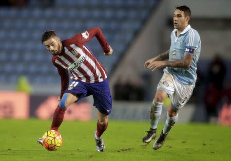 Football Soccer - Celta Vigo v Atletico Madrid - Spanish Liga BBVA - Balaidos, Vigo, Spain - 10/1/16 Celta Vigo's Hugo Mallo (R) and Atletico Madrid's Carrasco in action. REUTERS/Miguel Vidal