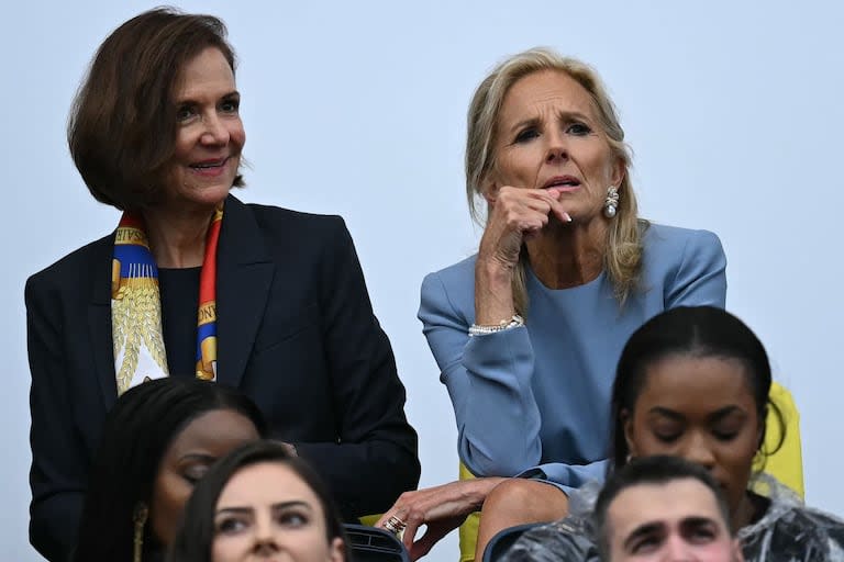 La primera dama estadounidense, Jill Biden (dcha.), sentada junto a la embajadora de EE.UU. en Francia, Denise Campbell Bauer (izq.), antes de la ceremonia de inauguración de los Juegos Olímpicos de París 2024, en París, el 26 de julio de 2024. (Foto de Oli SCARFF / AFP)
