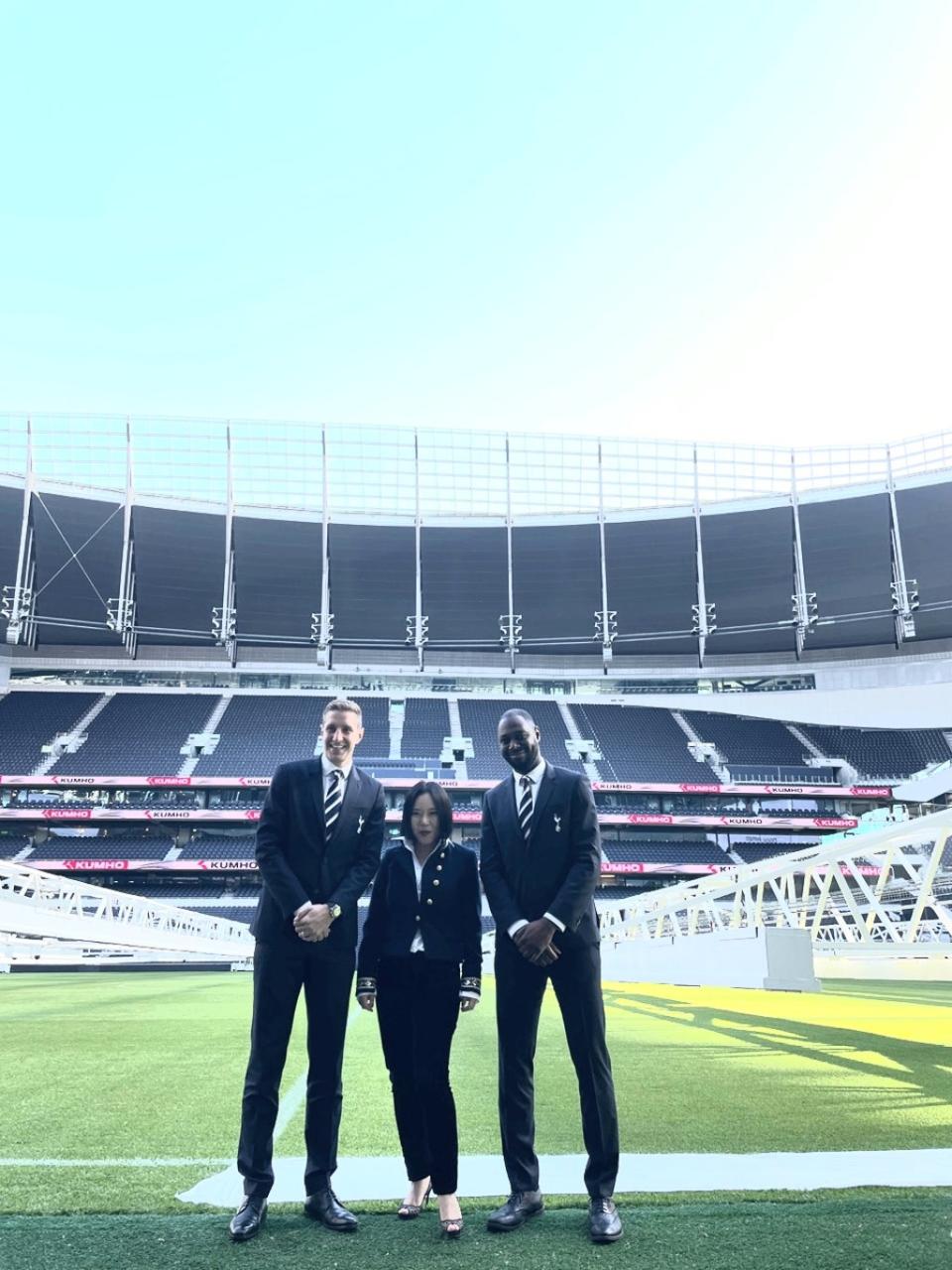 Kim at Tottenham Hotspur Stadium, alongside former players Michael Dawson (left) and Ledley King (Catalina Kim)