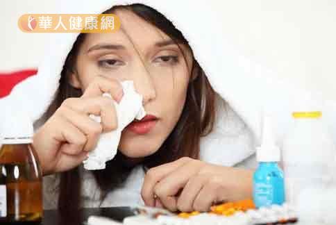 氣候驟冷，正值流感高峰期，醫師提醒，小心肺炎鏈球菌引起肺炎病灶。