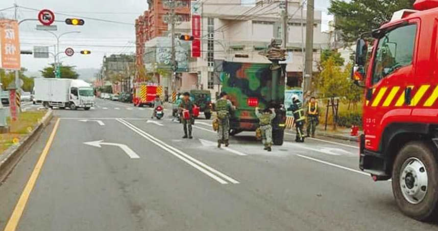 陸軍航特部602旅所屬悍馬車引擎室冒煙，軍方及消防隊員使用乾粉滅火器降溫。（圖／中國時報王文吉）