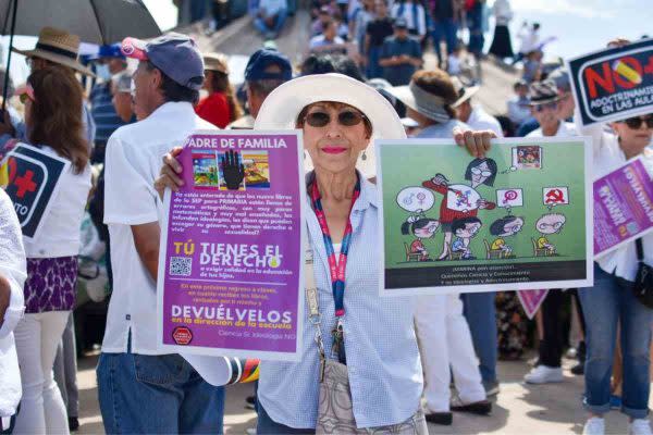 Marcha contra nuevos libros de texto en Tijuana. Baja California