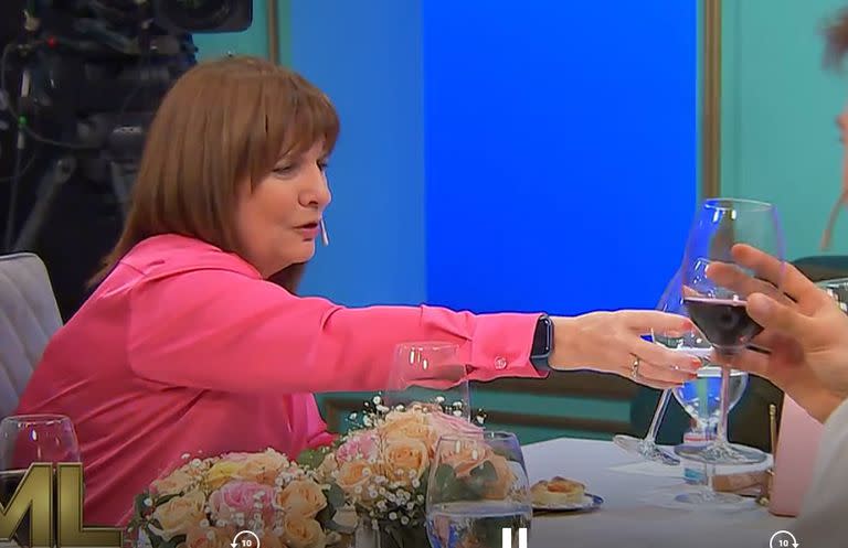 Patricia Bullrich realizó un brindis en TV para hablar de su cruce con Cristina Kirchner.