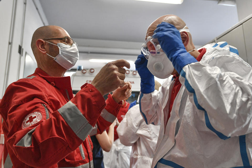  Foto Fabio Ferrari/LaPresse 23 Marzo 2020 Torino, Italia Cronaca Emergenza COVID-19 (Coronavirus) - La Croce Rossa Italiana di Settimo Torinese &#xe8; operativa per soccorrere presunti casi Covid-19. Nella foto:durante la vestizione dei volontari . Photo Fabio Ferrari/LaPresse March 23, 2020 Turin, Italy News COVID-19 (Coronavirus) emergency in Piedmont - The Italian Red Cross of Settimo Torinese is operational to help alleged Covid-19 cases. In the pic:during the dressing of the volunteers. (Photo by LaPresse/Sipa USA) 