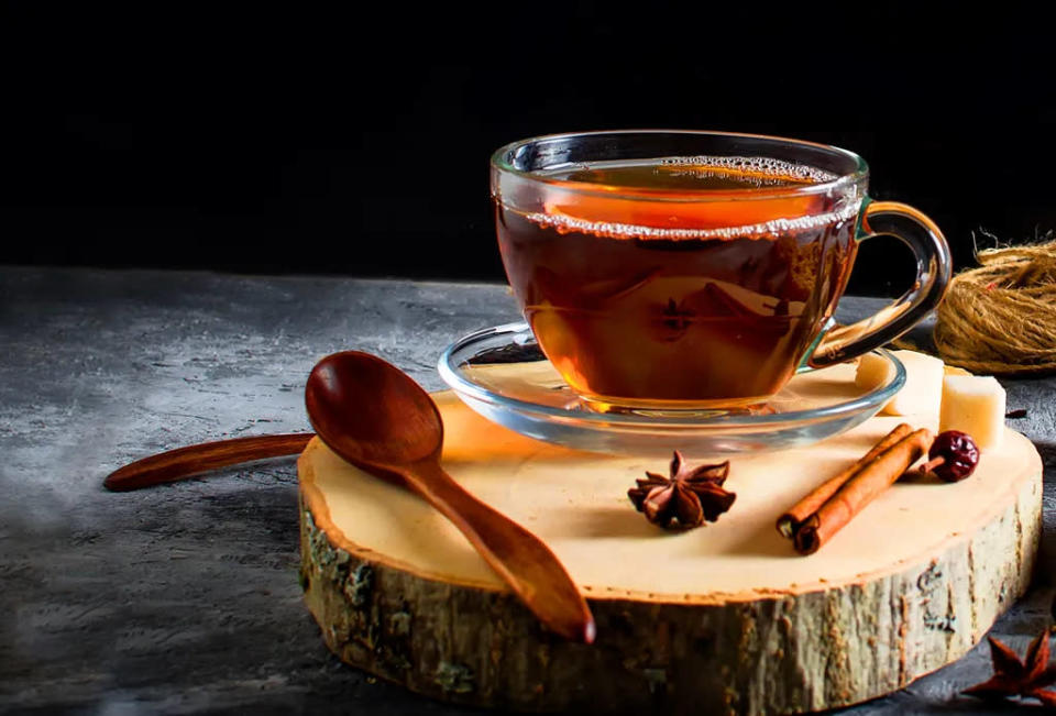 Um chá pode ser um bom substituto ao hábito matinal de tomar café, mas cuide com a quantidade de cafeína presente nele (Imagem: Viktoriyamart/envato)
