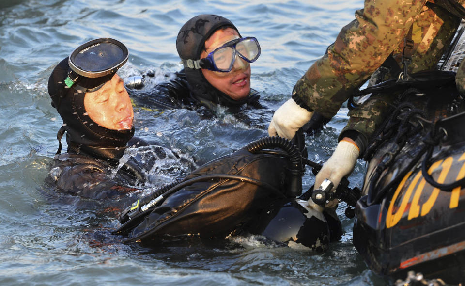 Buzos maniobran para localizar más cadáveres atrapados dentro de un transbordador semihundido en aguas frente a la costa de Jindo, al sur de Seúl, en Corea del Sur, este miércoles 23 de abril de 2014. Se elevaron a 150 los cadáveres recuperados desde el naufragio de la nave, según las autoridades.(AP Foto/Yonhap)