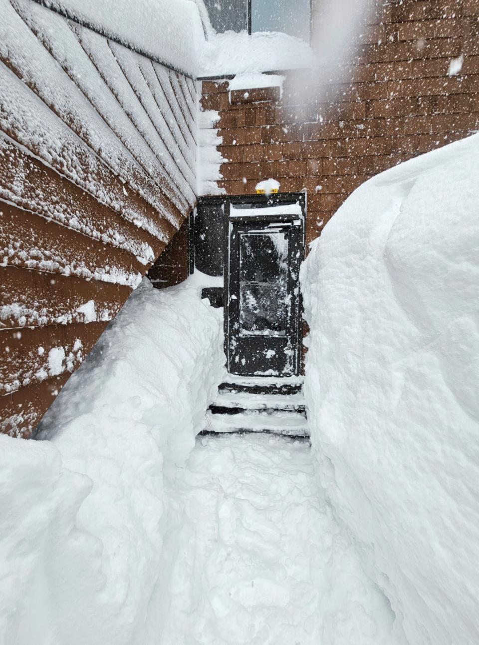 美國加州內華達山脈山區降下暴雪，房屋被白雪覆蓋。路透社