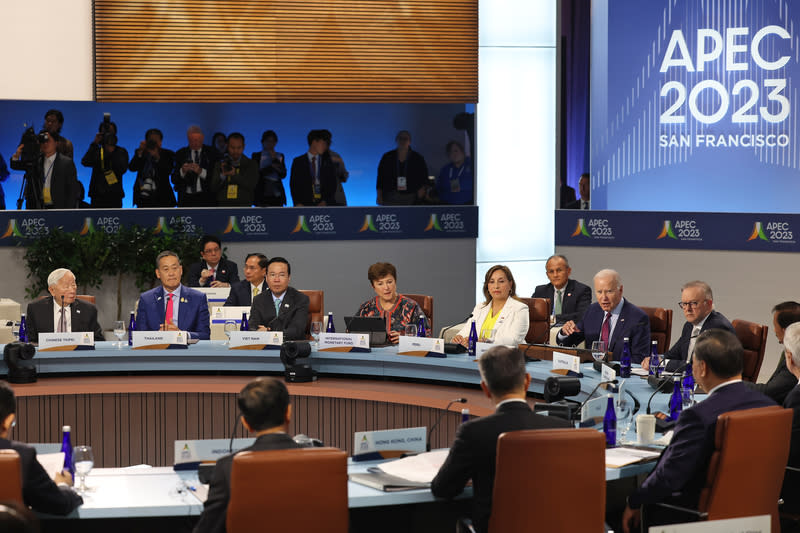 今年的亞太經濟合作會議（APEC）峰會在17日畫下句點。圖為APEC經濟領袖閉門會議於美國舊金山當地時間17日舉行，由美國總統拜登（Joe Biden）（前右2）主持，台灣領袖代表張忠謀（前左1）出席與會。（中央社）
