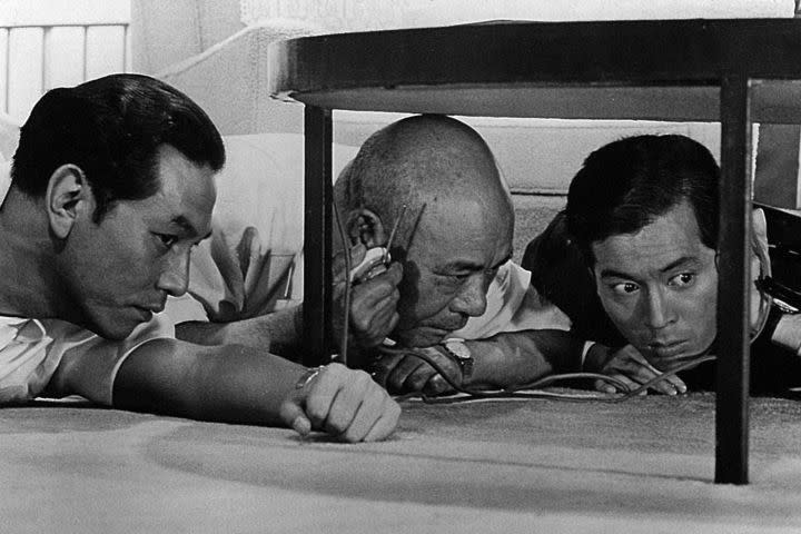 Three men hiding under the table in High and Low.