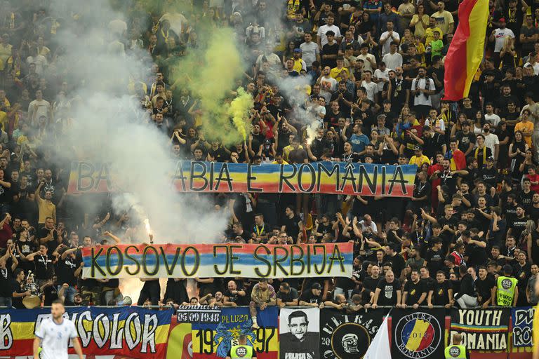 Los fanáticos de Rumania mostraron una bandera con la leyenda 