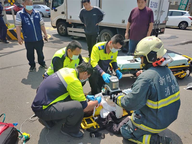 張姓男騎士疑似闖紅燈與小貨車發生車禍。（圖／翻攝畫面）