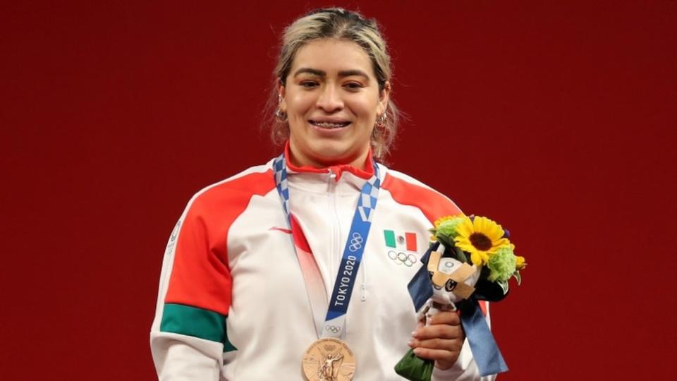 Aremi Fuentes en la ceremonia de entrega de medallas en Tokyo 2020.