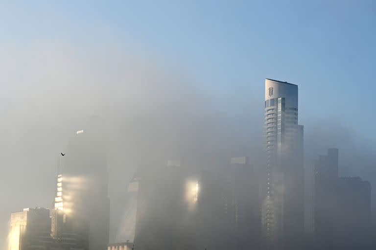 La niebla cubre los edificios en la ciudad de Buenos Aires