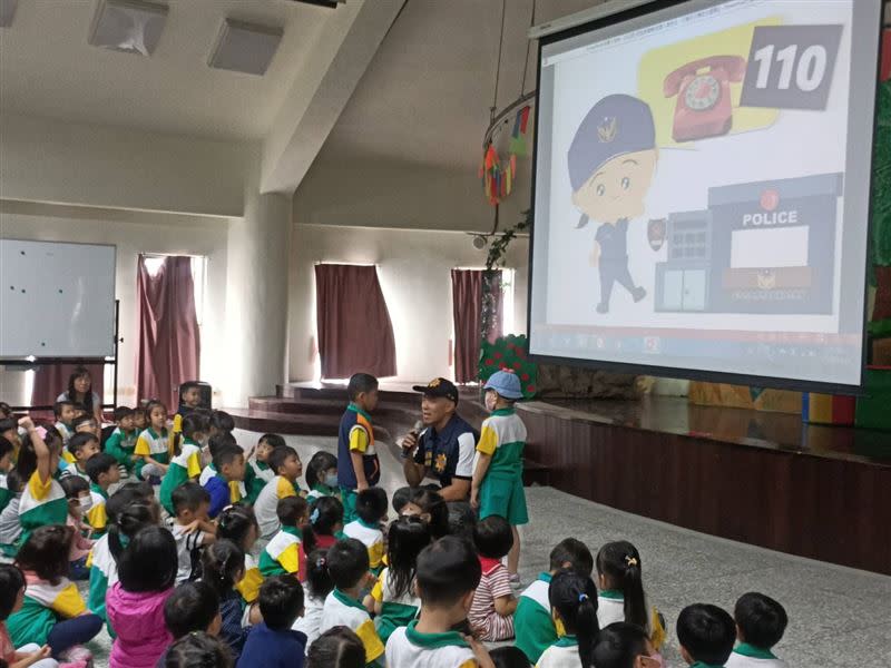 花蓮縣警局全面檢視校園安全。（圖／花蓮縣警局少年隊提供）