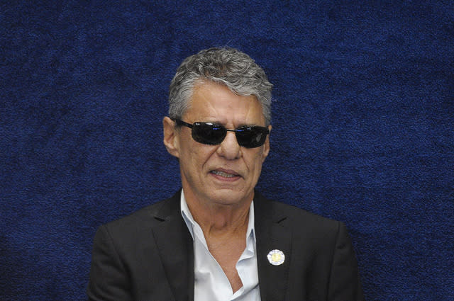 O cantor e compositor Chico Buarque compareceu ao Senado para apoiar Dilma