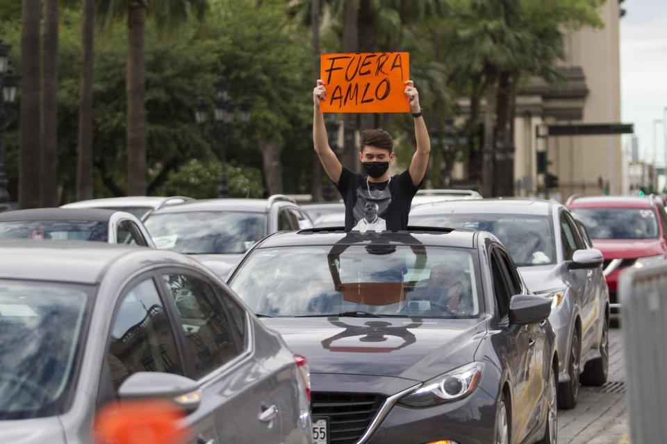 MONTERREY, NUEVO LEÃN, 30MAYO2020.- Cientos de automovilistas realizaron una caravana por las principales calles del centro de Monterrey para manifestarse contra Andrés Manuel López Obrador. El contingente fue organizado por el Frente Nacional Anti AMLO (FRENA). FOTO: GABRIELA PÉREZ MONTIEL / CUARTOSCURO.COM