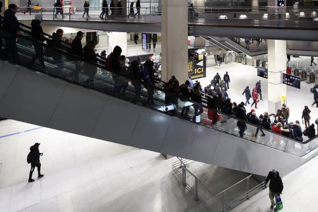 Des voyageurs à la Gare du Nord, le 24 janvier 2020  (Photo: Gonzalo Fuentes via Reuters)