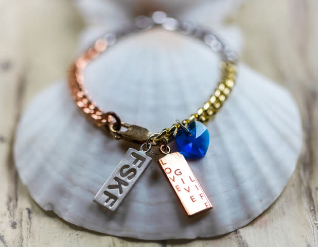 Bracelet with a charm engraved with the words: Love, Give, Life.