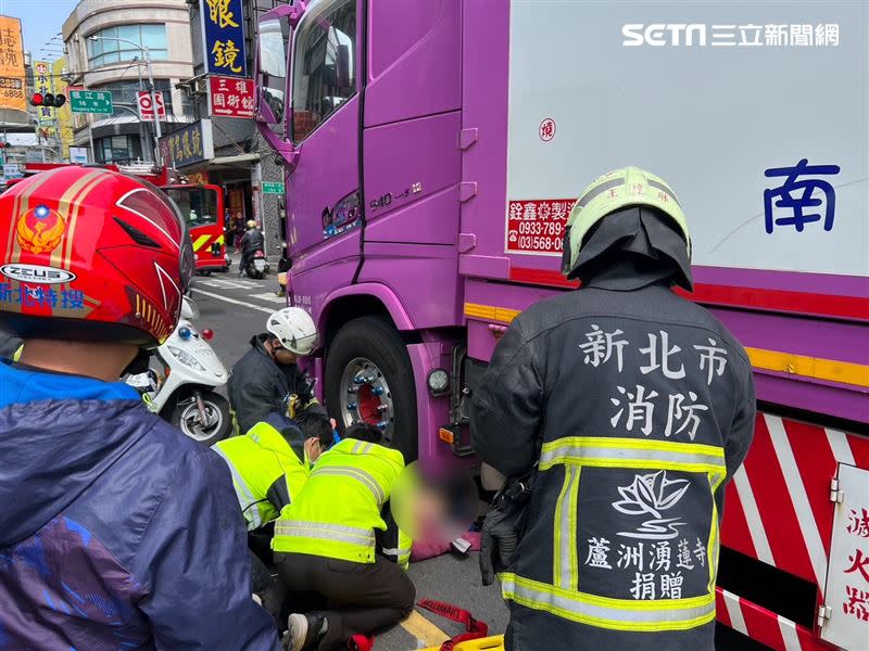 消防人員到場協助救出婦人。（圖／翻攝畫面）