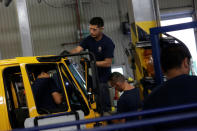 <p><span>Trabajadores de la planta de ensamblaje de camiones que Navistar posee en Escobedo, en los alrededores de Monterrey, México. REUTERS/Daniel Becerril</span> </p>