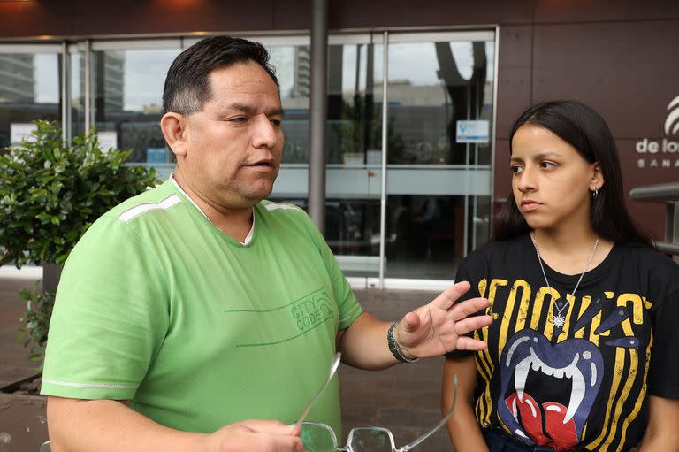 Juan Cruzado y Alejandra Cruzado, en la puerta del Sanatorio de Los Arcos