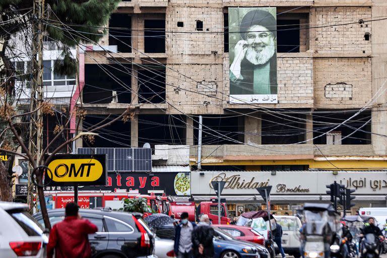 Una imagen que representa a Hassan Nasrallah, líder del movimiento chiita libanés Hezbollah, cuelga en un edificio cerca del lugar de un ataque israelí contra el líder adjunto de Hamas, Saleh al-Aruri, en el suburbio sur de Beirut el 3 de enero de 2024.