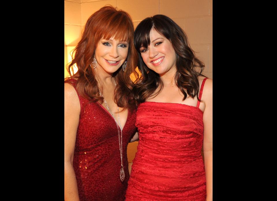 Reba McEntire, quien fungió como conductora este año, posa con Kelly Clarkson backstage en los Country Music Awards el 1o de abril de 2012.  (Rick Diamond/Getty Images for ACM)