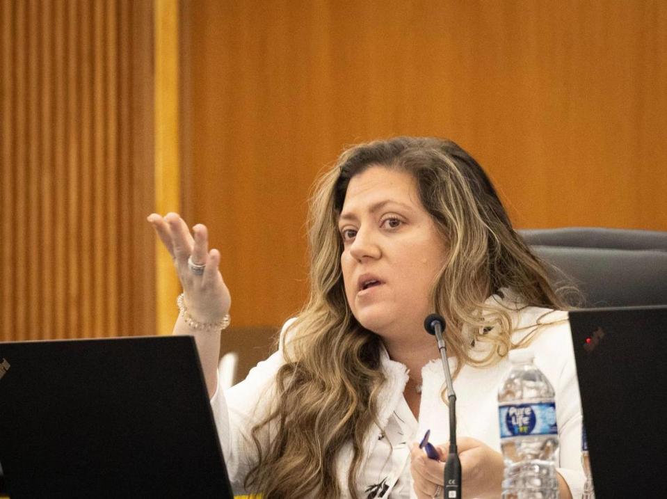 La concejal Mónica Pérez habla durante un taller sobre food truck el lunes 4 de marzo de 2024 en el Ayuntamiento de Hialeah. La funcionaria propuso crear actividades en los parques de la ciudad para darle cabida a estos vehículos que dispensan comida, a forma de regularizar su uso, y ubicación. La ciudad pasó una ordenanza en primera discusión el 23 de enero que regularía a estos vehículos