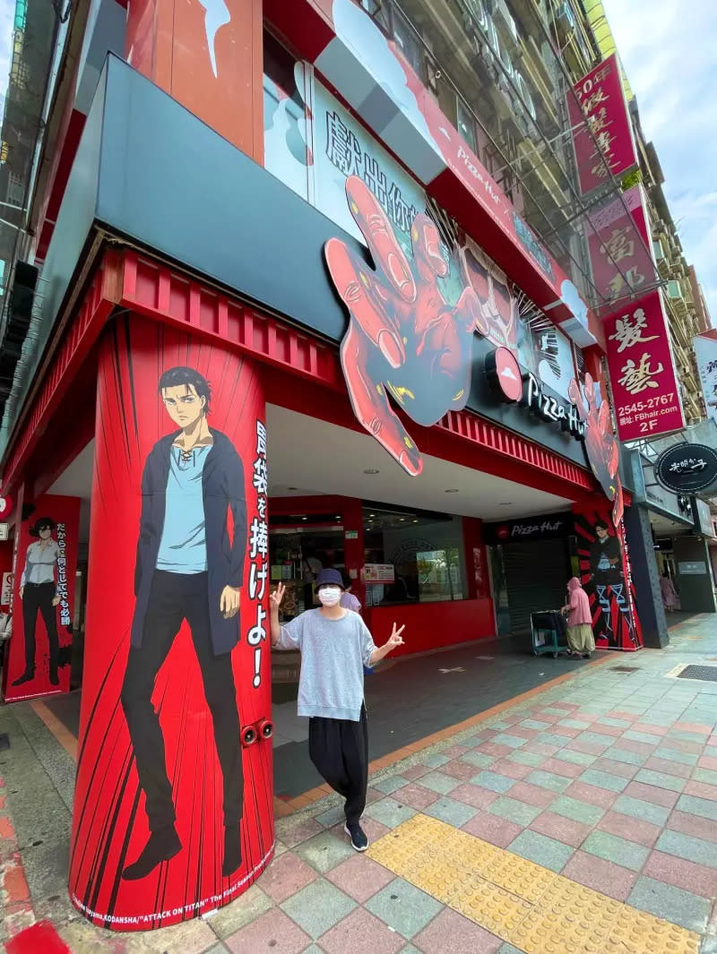 為《進擊的巨人》動畫男主角艾連配音的人氣聲優梶裕貴，前往台北敦化餐廳現場。（圖／X@KAJI__OFFICIAL）