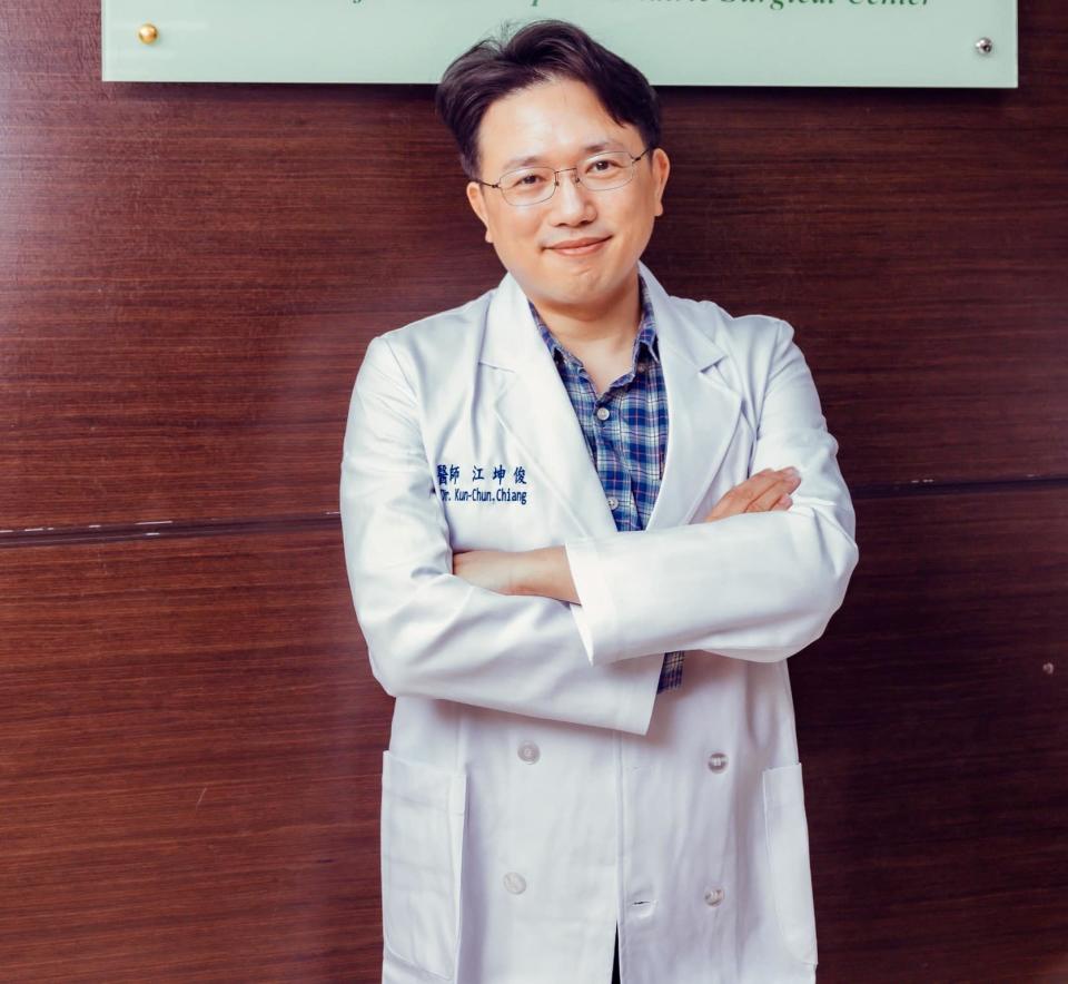 敏盛醫院乳房外科名醫江坤俊近日被爆疑似偷吃護理師。圖：翻攝自臉書