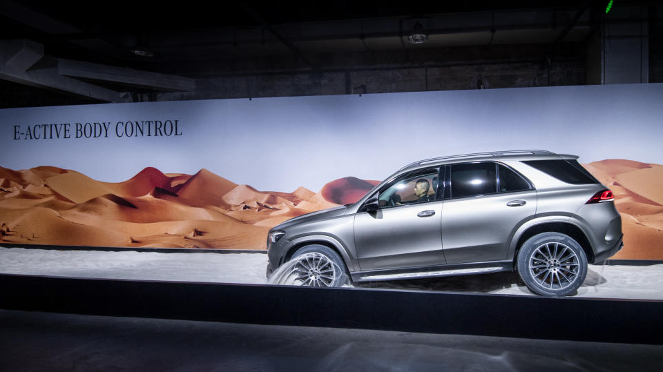 現場演示The new Mercedes-Benz GLE 的 E-Active Body Control 脫困模式，立刻成為全場焦點