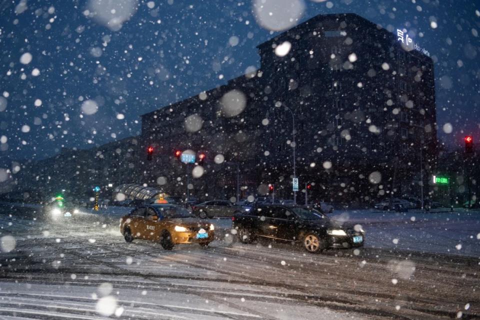 Fuertes nevadas caen en el distrito de Xiangfang de Harbin, provincia de Heilongjiang, el 6 de noviembre de 2023. (Xie Jianfei/Xinhua/Getty Images)