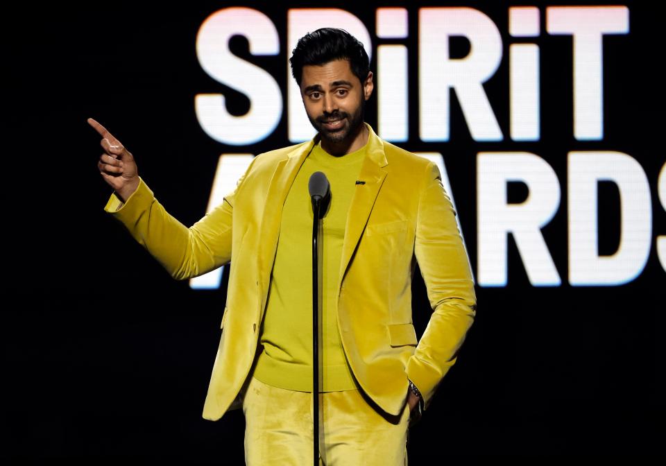 Hasan Minhaj, Independent Spirit Film Awards 2023'te sahnede konuşuyor.