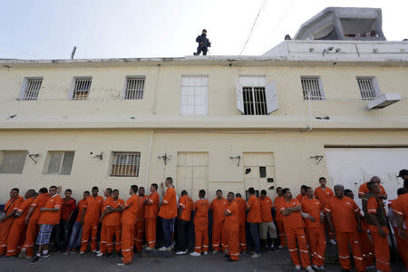 FILE PHOTO: Inmates are seen in the Topo Chico prison during a media tour in Monterrey, Mexico, February 17, 2016. REUTERS/Daniel BecerriL/File Photo