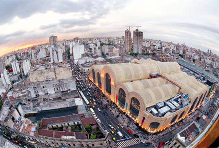 El Abasto ya luce sus primeros cambios. En primer plano, el shopping y, por detrás, el perfil de las nuevas torres de viviendas