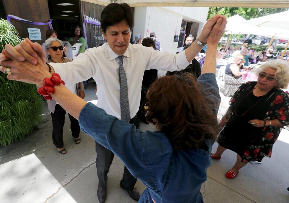 Kevin de León dances with a supporter