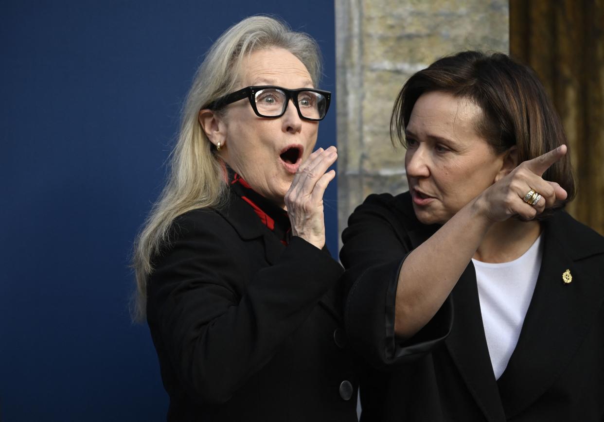 La reacción de Meryl Streep al saludar a sus fans al frente de su hotel en Oviedo. (Photo by MIGUEL RIOPA / AFP) (Photo by MIGUEL RIOPA/AFP via Getty Images)