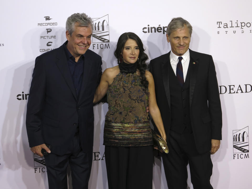 El actor estadounidense Danny Houston, de izquierda a derecha, la productora mexicana Regina Solórzano y el director y actor estadounidense Viggo Mortensen posan en la alfombra roja de la película The Dead Don't Hurt en Morelia, México, el viernes 20 de octubre de 2023. (Foto AP/Berenice Bautista)