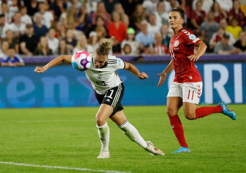 Alexandra Popp completes the scoring for Germany
