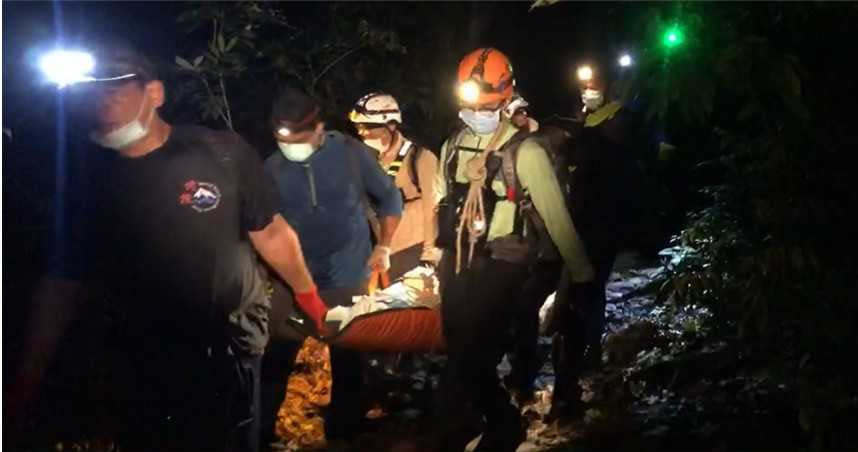 屏東饒姓夫妻相約登上笠頂山，饒姓丈夫卻疑似因為大雨跌落山谷死亡，警消合力將遺體抬下山。（圖／消防局提供）